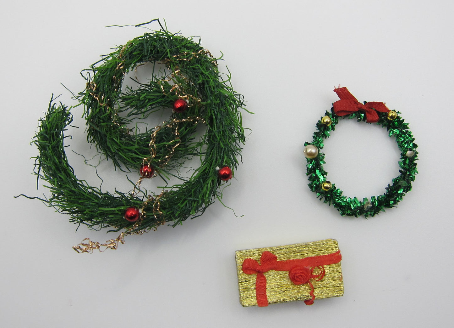 Christmas Wreath, Tinsel & Present PAT1150