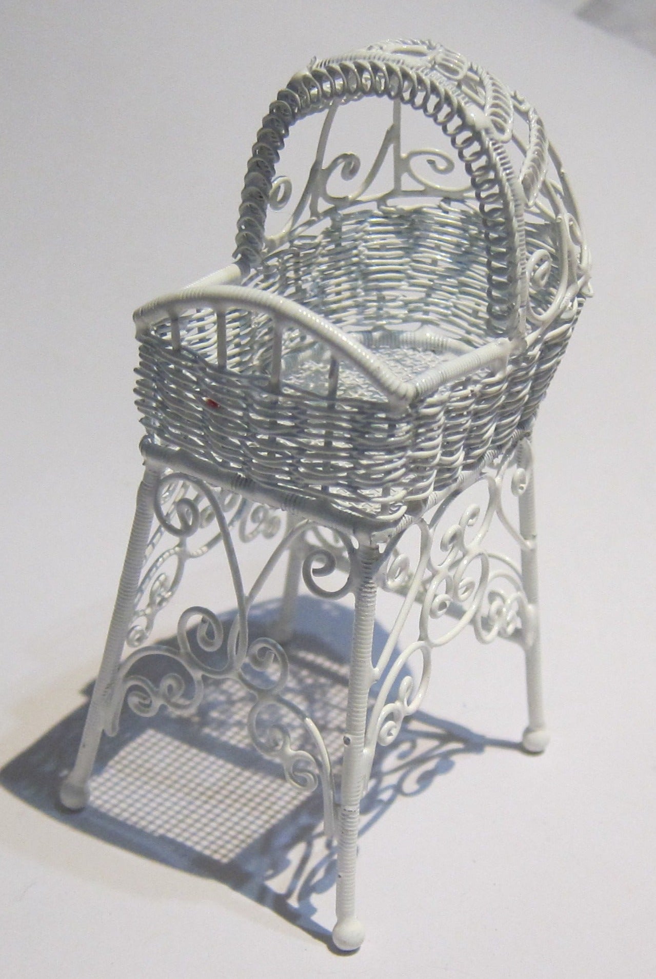 Wire Basket Cot on A Stand PAT423-a